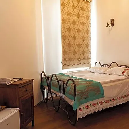 Lal Hotel